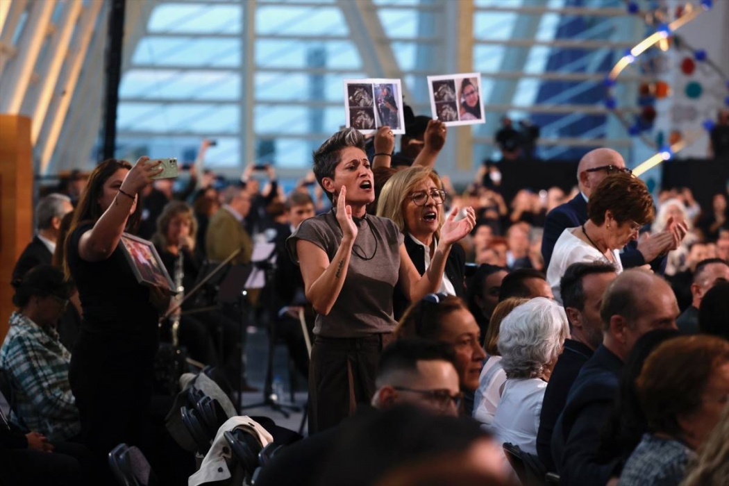 Les famílies de les víctimes increpen Mazón al funeral d'Estat: «Assassí, te’n rius de nosaltres»
