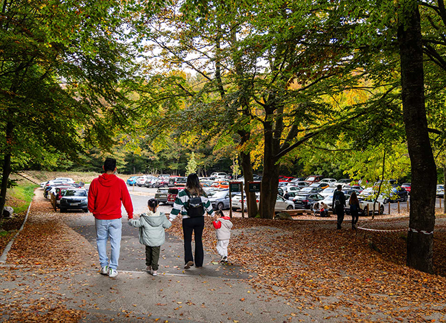 Una família a l'aparcament de Santa Fe. Autor: Ricard Badia / Diputació de Barcelona - 