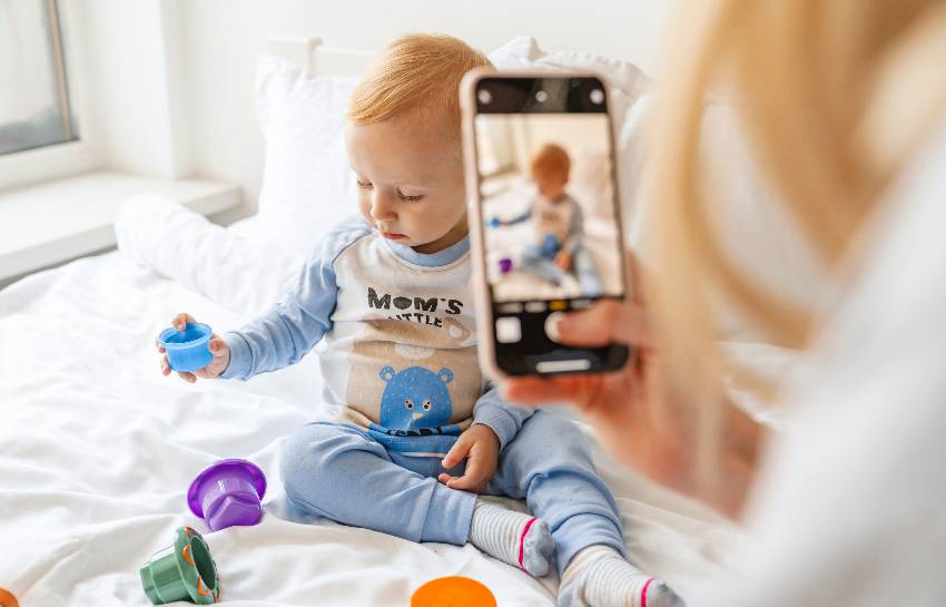 El Ministeri de Joventut regularà les fotos, vídeos i dades de menors que publiquen els pares