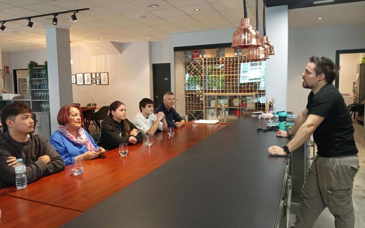 El xef Sergi Palacín imparteix una masterclass als semifinalistes del concurs «De la Mar i l’Horta als Fogons» de Cambrils