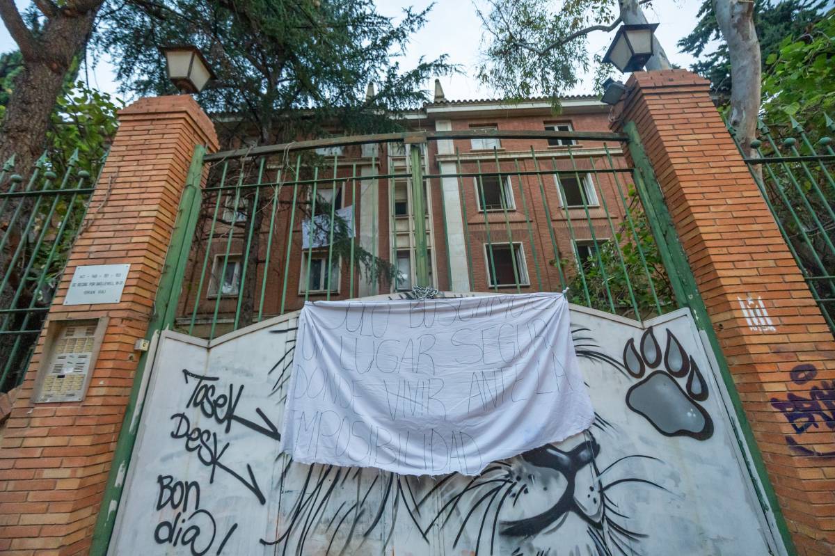 Un veí de Terrassa ofereix sostre a cinc dels ocupes de la caserna de la Guàrdia Civil de Sabadell: “Volia que deixessin de patir i es recuperessin”