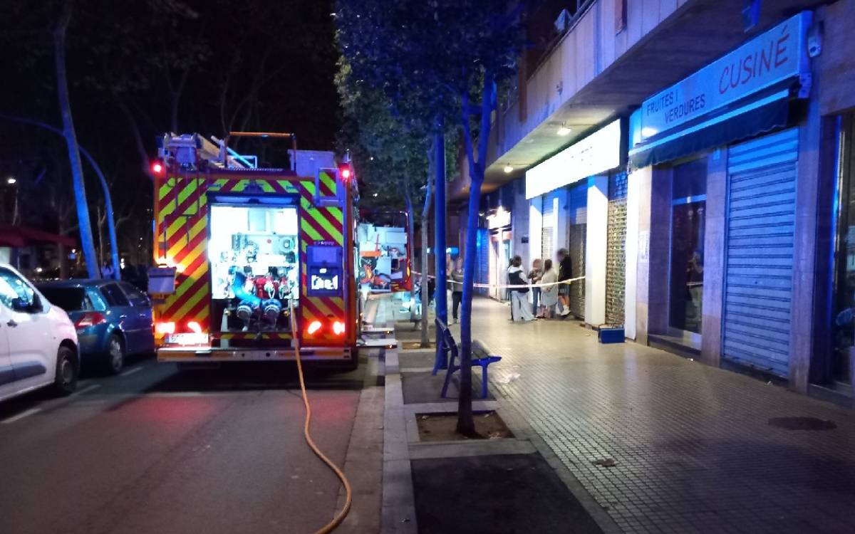 Més d'una trentena de veïns autoevacuats i confinats per un incendi en un domicili a Reus