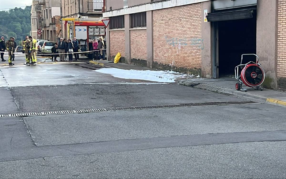 Cremen dos vehicles en un garatge de Navàs