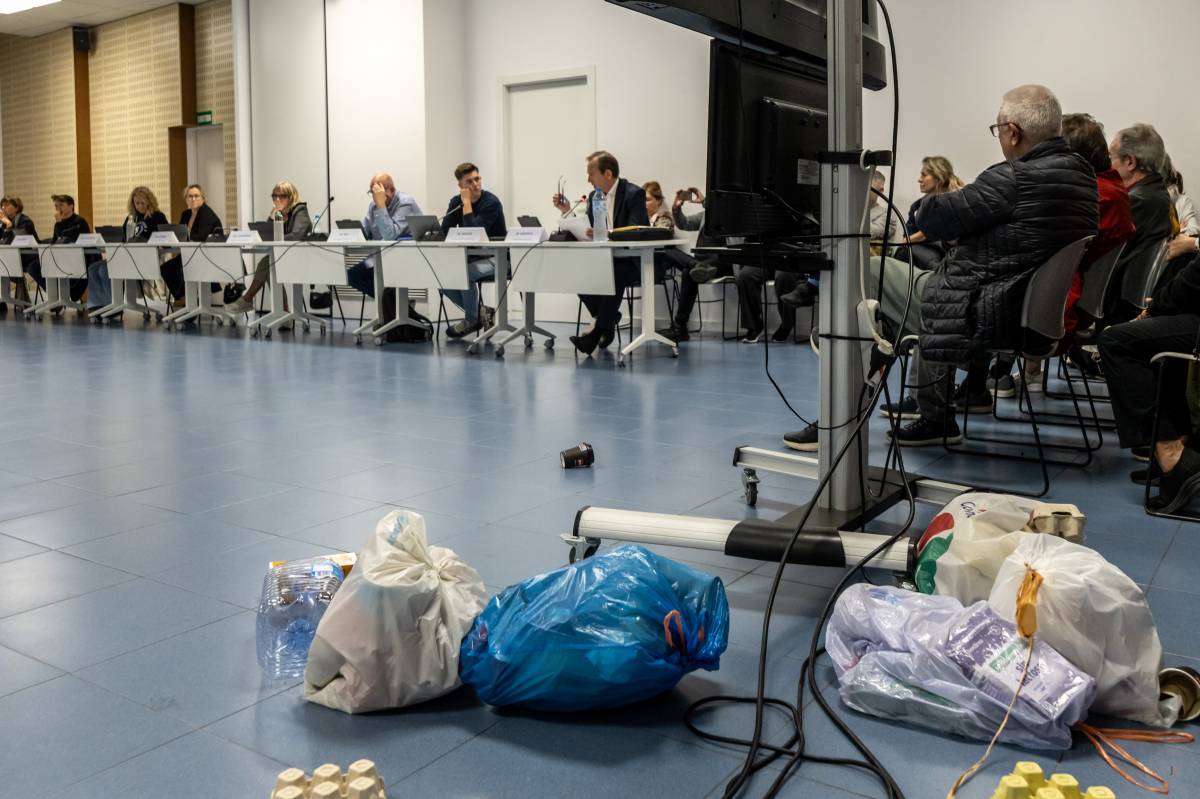 Bosses d`escombraries al ple de Sant Quirze com a mostra de protesta - Juanma Peláez Bosses d`escombraries al ple de Sant Quirze com a mostra de protesta