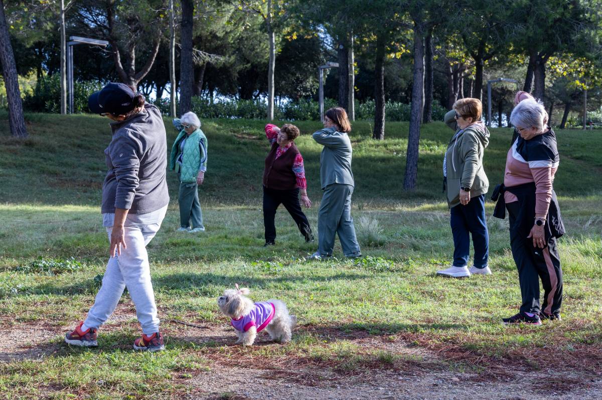 Els participants estiran al Parc Catalunya  - Juanma Peláez Els participants estiran al Parc Catalunya