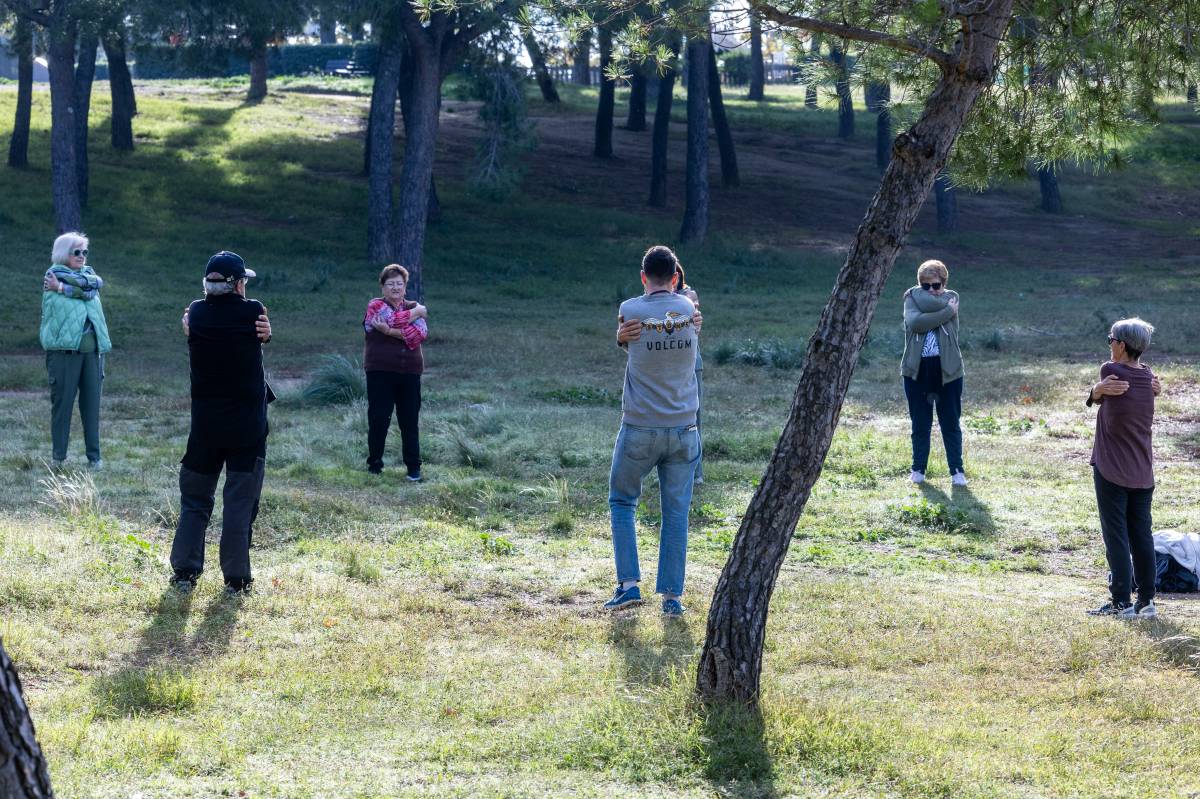 Els participants estiran al Parc Catalunya  - Juanma Peláez Els participants estiran al Parc Catalunya
