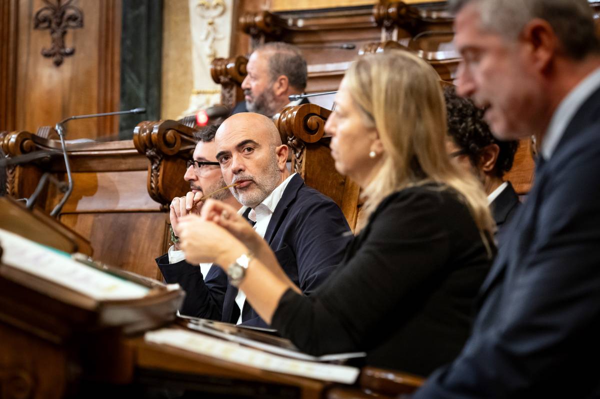 Xocs singulars a Barcelona: BComú i ERC s'enganxen per l'habitatge, i PP i Junts, per la immigració