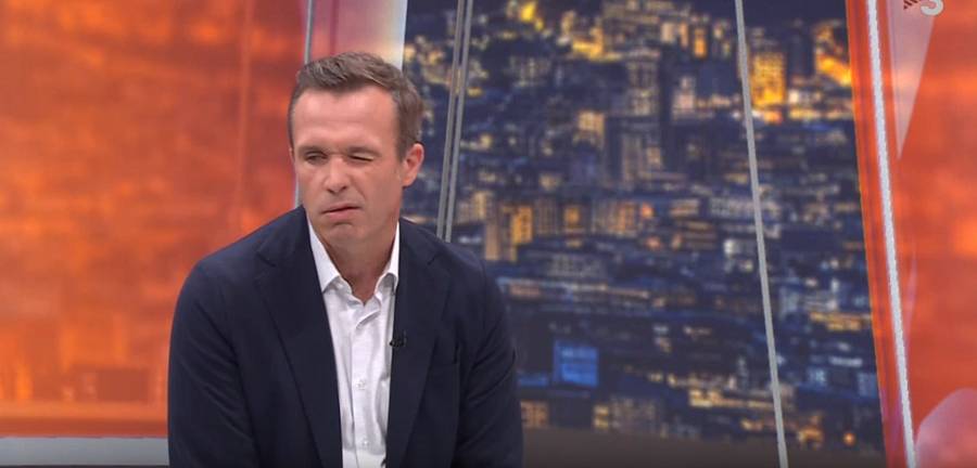 El moment en que Roger Rovira apareix en plena emissió de l`Està Passant i ell assaja el TN Vespre - 3Cat El moment en que Roger Rovira apareix en plena emissió de l`Està Passant i ell assaja el TN Vespre