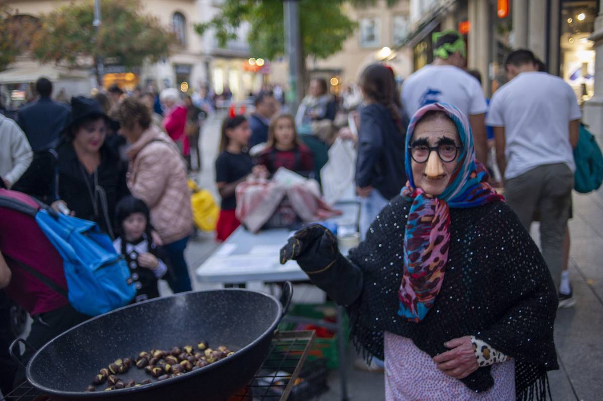 FOTOS | Disfresses i castanyes a Terrassa