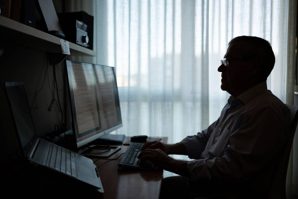 Modest Guinjoan, fotografiat al seu despatx - Hugo Fernández Modest Guinjoan, fotografiat al seu despatx