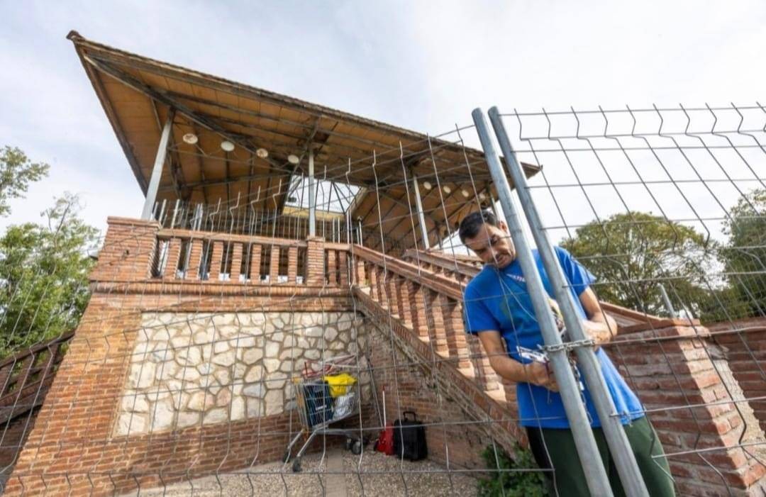 Cinc exocupants de la Caserna s’instal·len a la glorieta del Taulí després de marxar pel desallotjament imminent