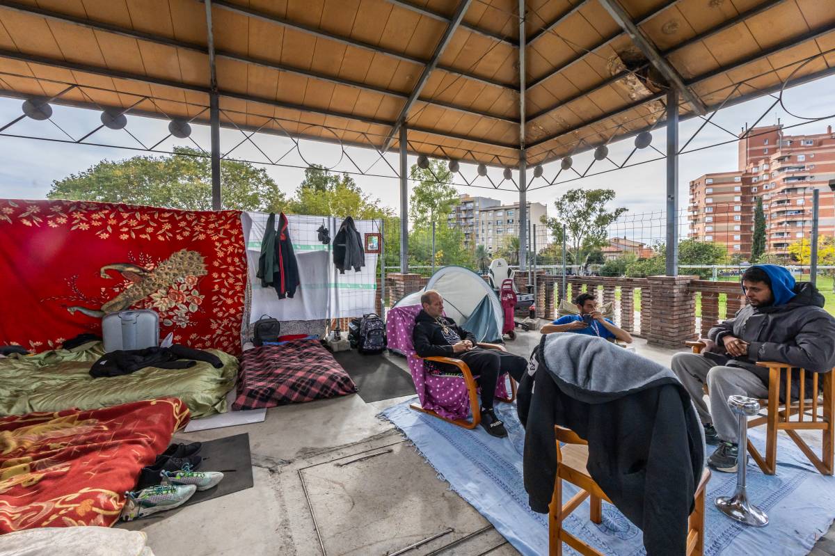 Cinc exocupants de la Caserna s’instal·len a la glorieta del Taulí després de marxar pel desallotjament imminent