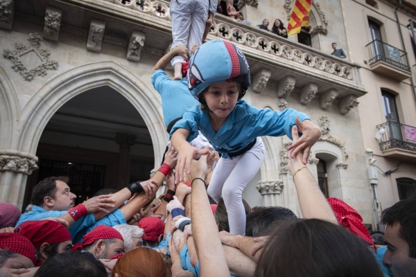Els Castellers de Terrassa treuen l'assaig al carrer amb una jornada oberta al Raval de Montserrat
