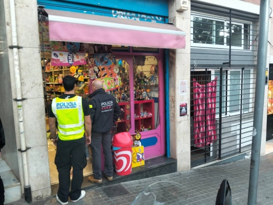 Detingut un botiguer per vendre cocaïna en un comerç de llaminadures a Horta-Guinardó