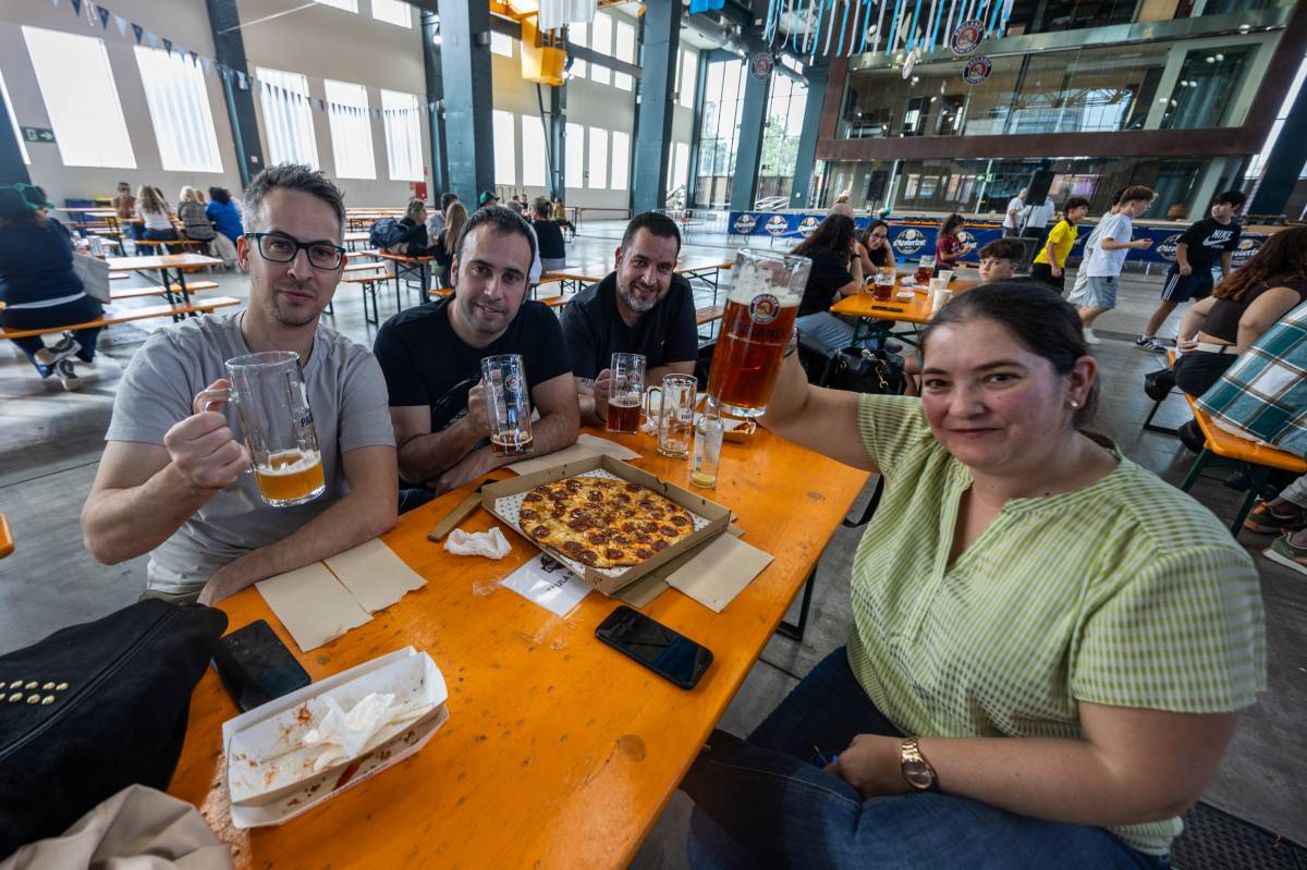 Begonya De Las Heras i el seu grup d'amics - JUANMA PELÁEZ