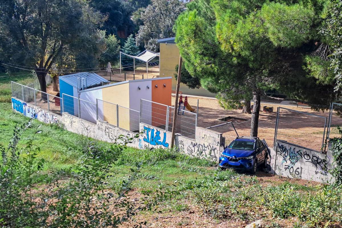 Un cotxe estacionat s'estavella contra el mur de l’escola Roureda després de desfrenar-se 