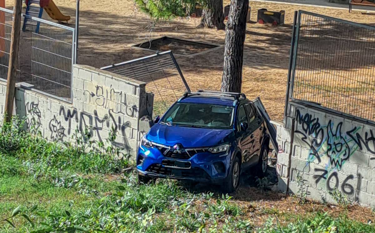 El cotxe encastat al mur de l'escola Roureda - Dani Sánchez