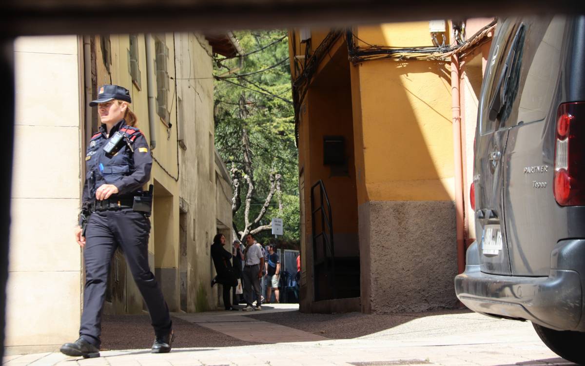 Dispositiu policial a Sant Hipòlit de Voltregà per l`assassinat d`un menor l`1 de maig del 2023. - ACN Dispositiu policial a Sant Hipòlit de Voltregà per l`assassinat d`un menor l`1 de maig del 2023.