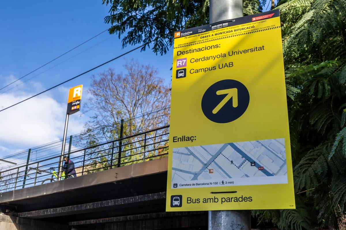 Cartells amb el recorregut i la ubicació de la parada de bus alternatiu a Cerdanyola - Juanma Peláez