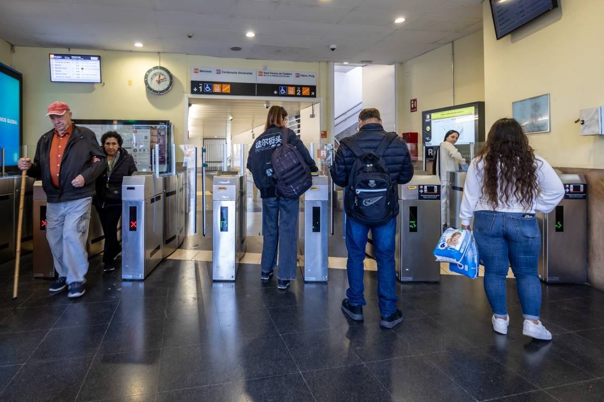 Usuaris a l'estació de Cerdanyola (R4) s'encaminaven cap a l'autobús - Juanma Peláez