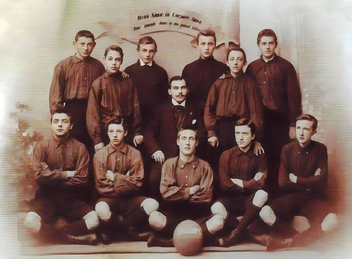 El grup de joves flamencs que va crear l’antecedent del Club Bruges, en una imatge que recull la divisa «Mens sana in co