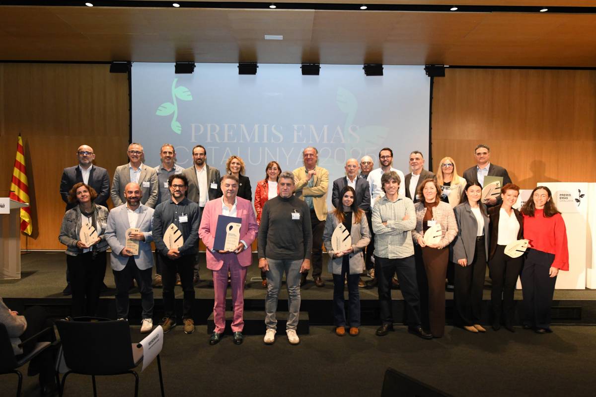 La consellera, el secretari de Transició Ecològica i la presidenta del Club EMAS, amb els premiats. -  La consellera, el secretari de Transició Ecològica i la presidenta del Club EMAS, amb els premiats.