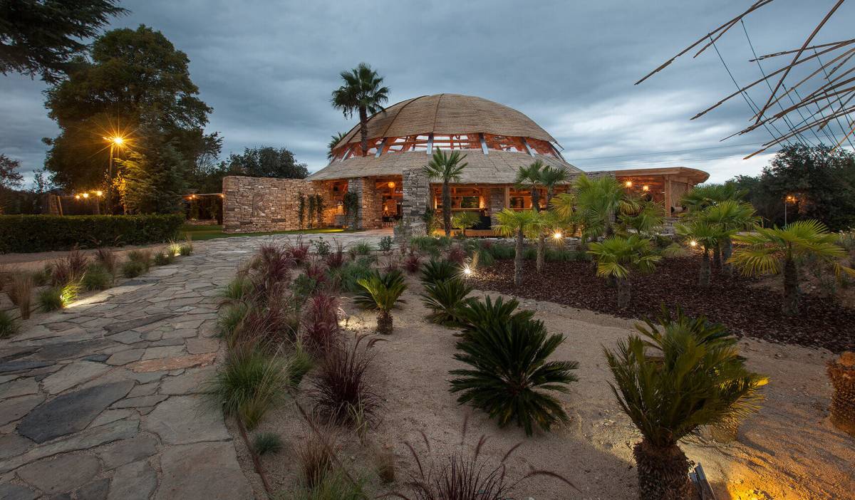 Incendi en un restaurant dels germans Roca a Girona: els bombers treballen en una cúpula de fusta