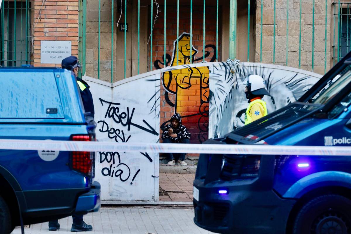 Desallotjada la caserna de la Guàrdia Civil de Sabadell, on encara vivien 16 persones