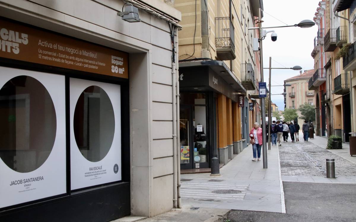 La memòria és el fil conductor de la mostra d'art contemporani en aparadors buits de Manlleu