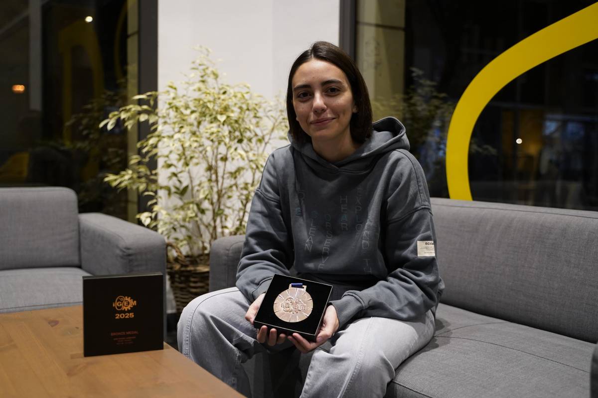 Crea un equip d'universitaris, el porta a una de les competicions més prestigioses del món i s'endú medalla a París