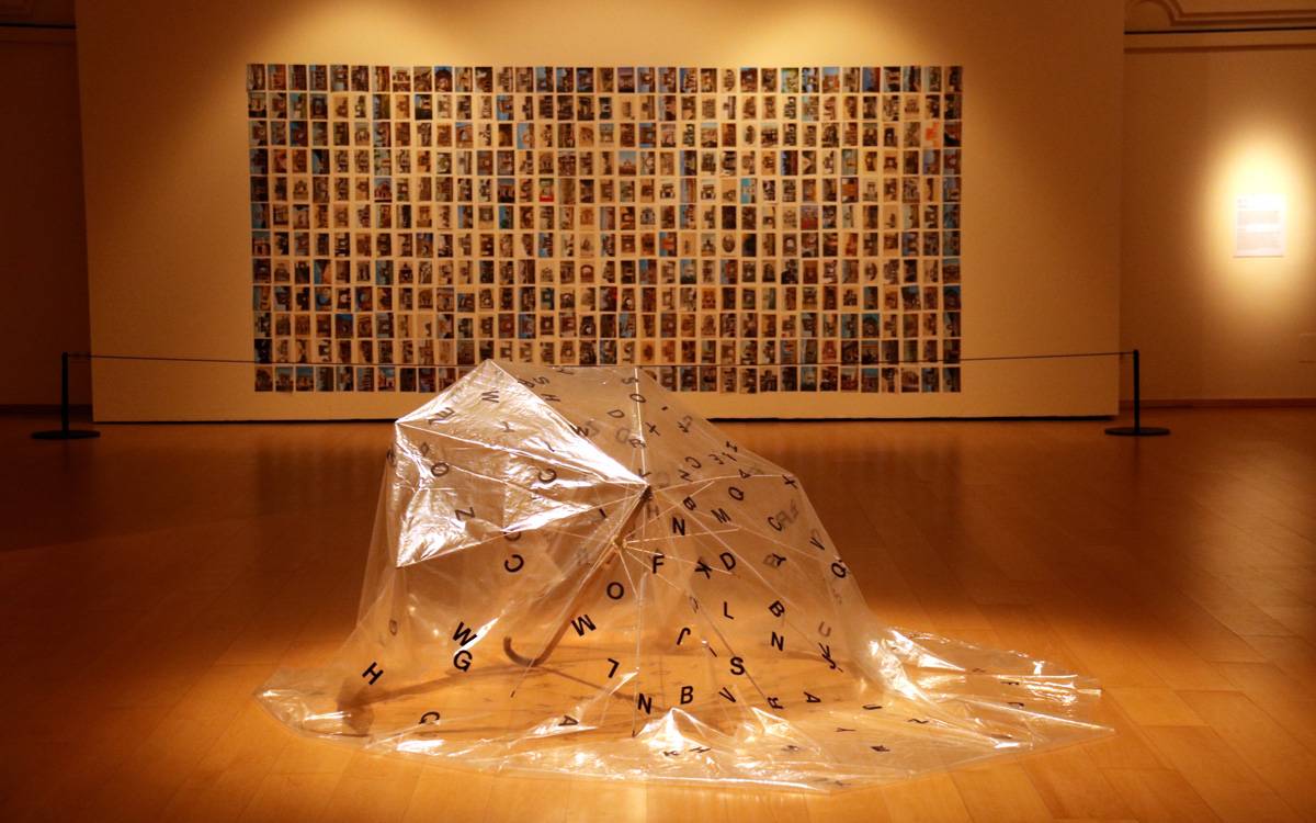 Obres del MACBA insten a reflexionar sobre el paper de l'atzar a la vida en una exposició al Casino