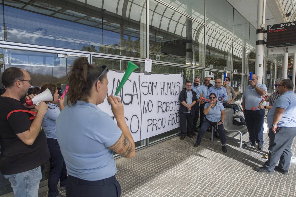 Els treballadors de TGO, en vaga, es manifesten a Terrassa: "Som humans, no robots"