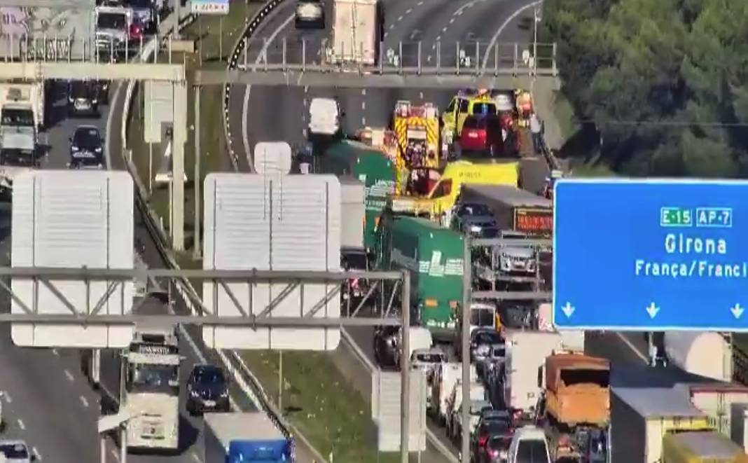 Un fort accident a l'AP-7 a l'altura de Barberà del Vallès deixa més de deu quilòmetres de cua