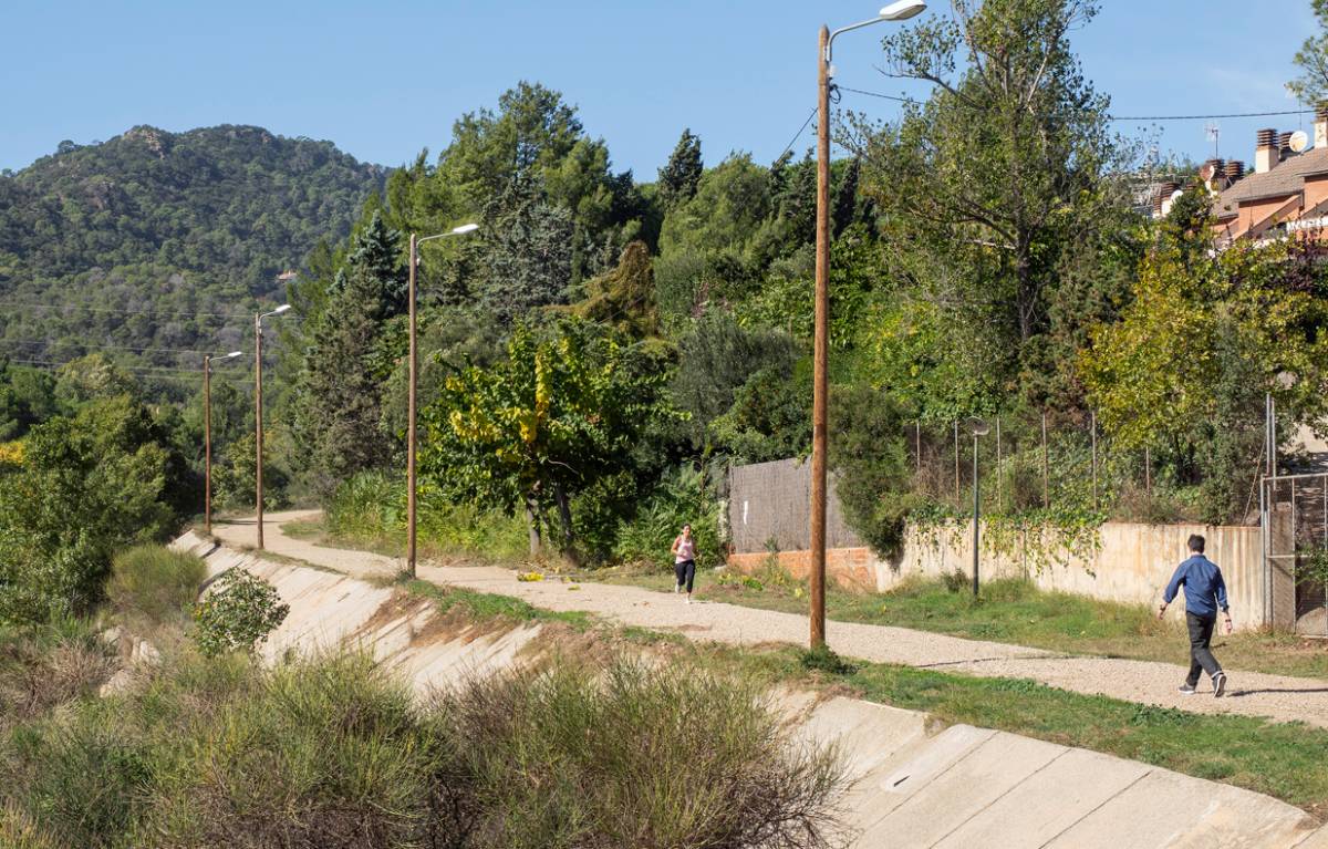 S’arranja el carril lateral de la riera a Matadepera