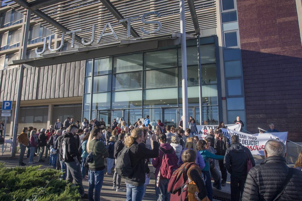 Unes 150 persones han mostrat el seu suport als quatre joves encausats