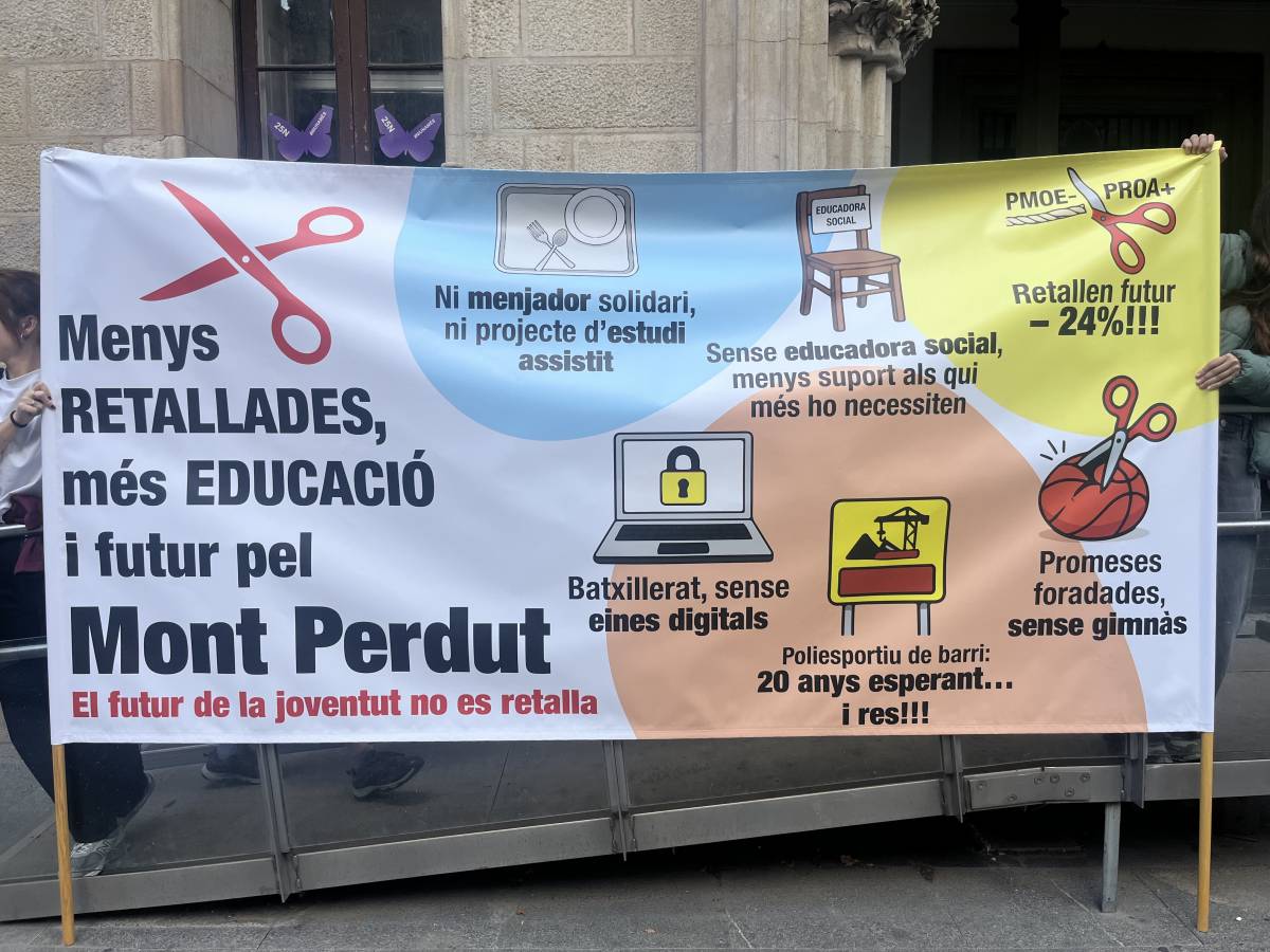 La pancarta de denúncia de l`Institut Mont Perdut al davant de l`Ajuntament - La pancarta de denúncia de l`Institut Mont Perdut al davant de l`Ajuntament