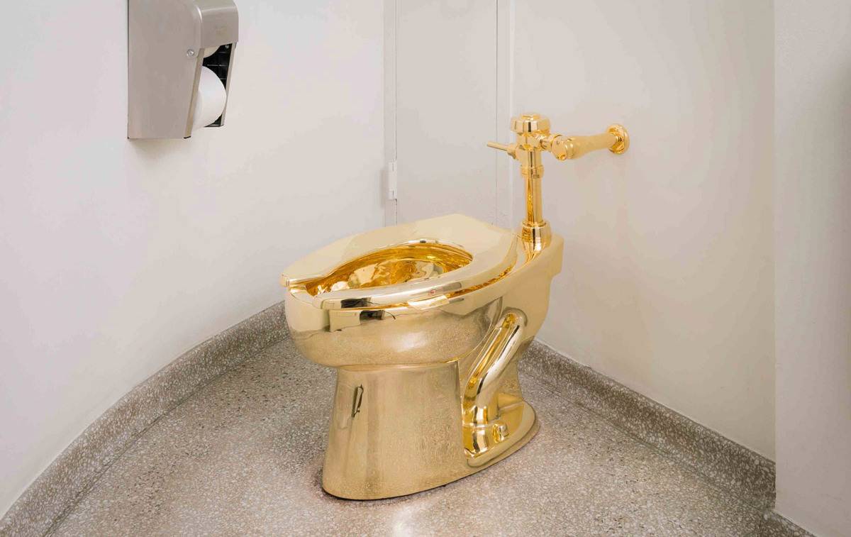 Un vàter d'or: la nova obra d'art milionària del creador del plàtan enganxat a la paret