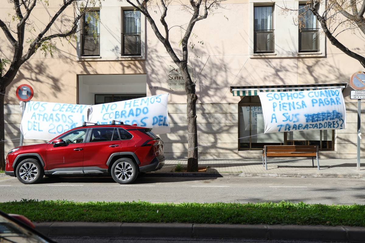 Pancartes pel deute a les treballadores d`una residència de Barberà