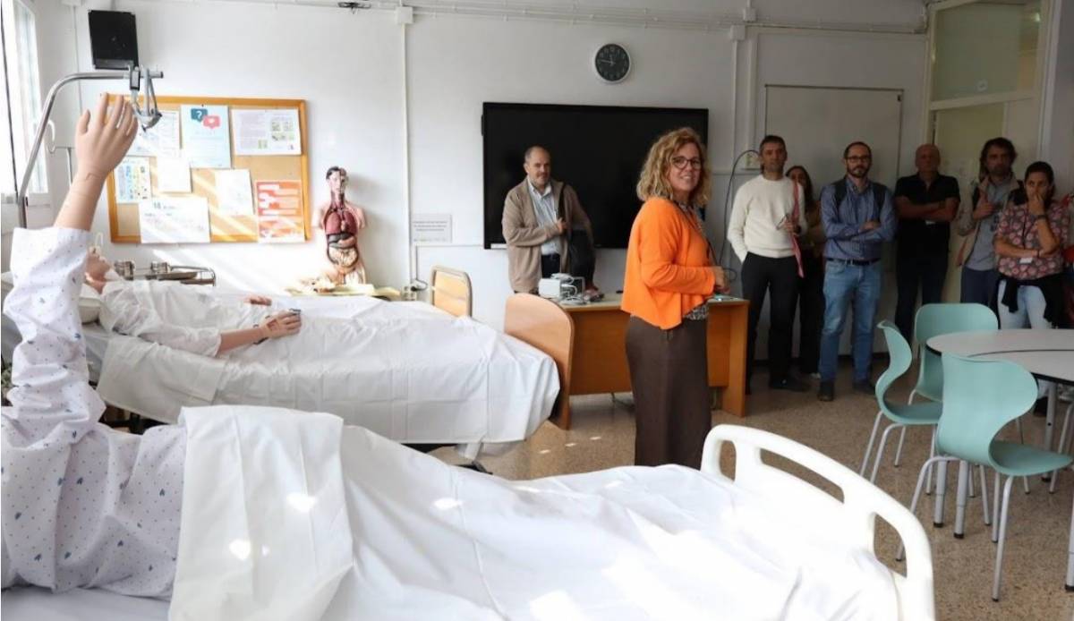 Visitant les aules del Cicle Formatiu de Grau Mig d´Auxiliar d’Infermeria i Atenció a Persones en situació de Dependènci - Institut Francesc Ribalta 