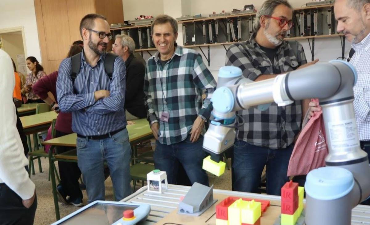 Visitant les aules d’ARI . Cicle Formatiu de Grau Superior d’Automatització i Robòtica Industrial. - Institut Francesc Ribalta 