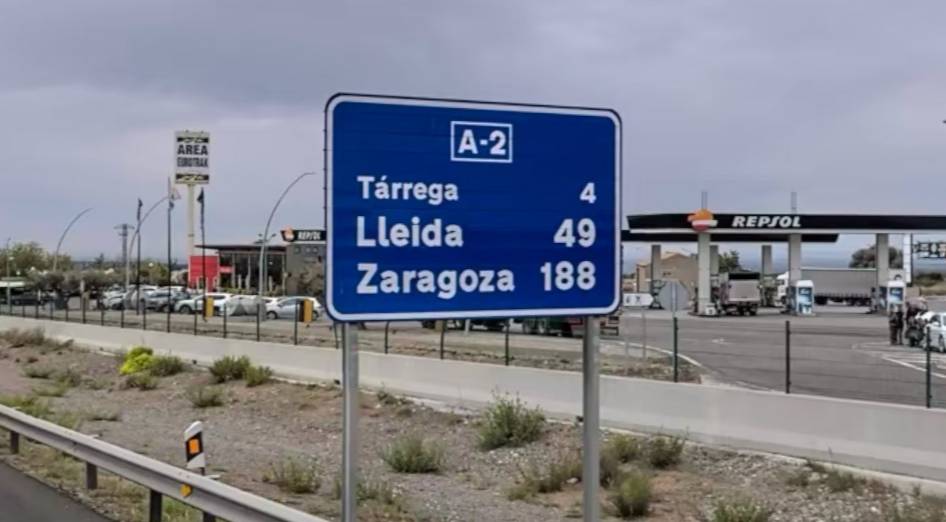 Alerten d'un senyal de l'A-2 amb el nom de Tàrrega escrit en castellà, en contra de la normativa