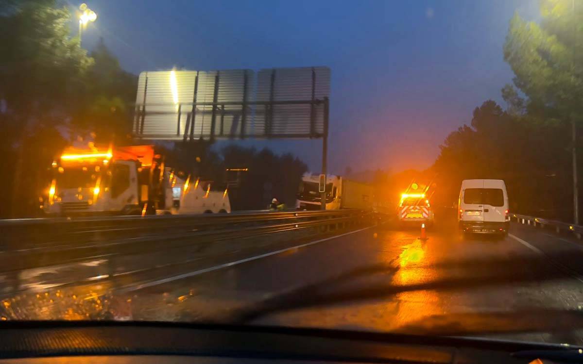 Un camió xoca contra la mitjana a la C-16 a Castellbell i el Vilar sense ferits