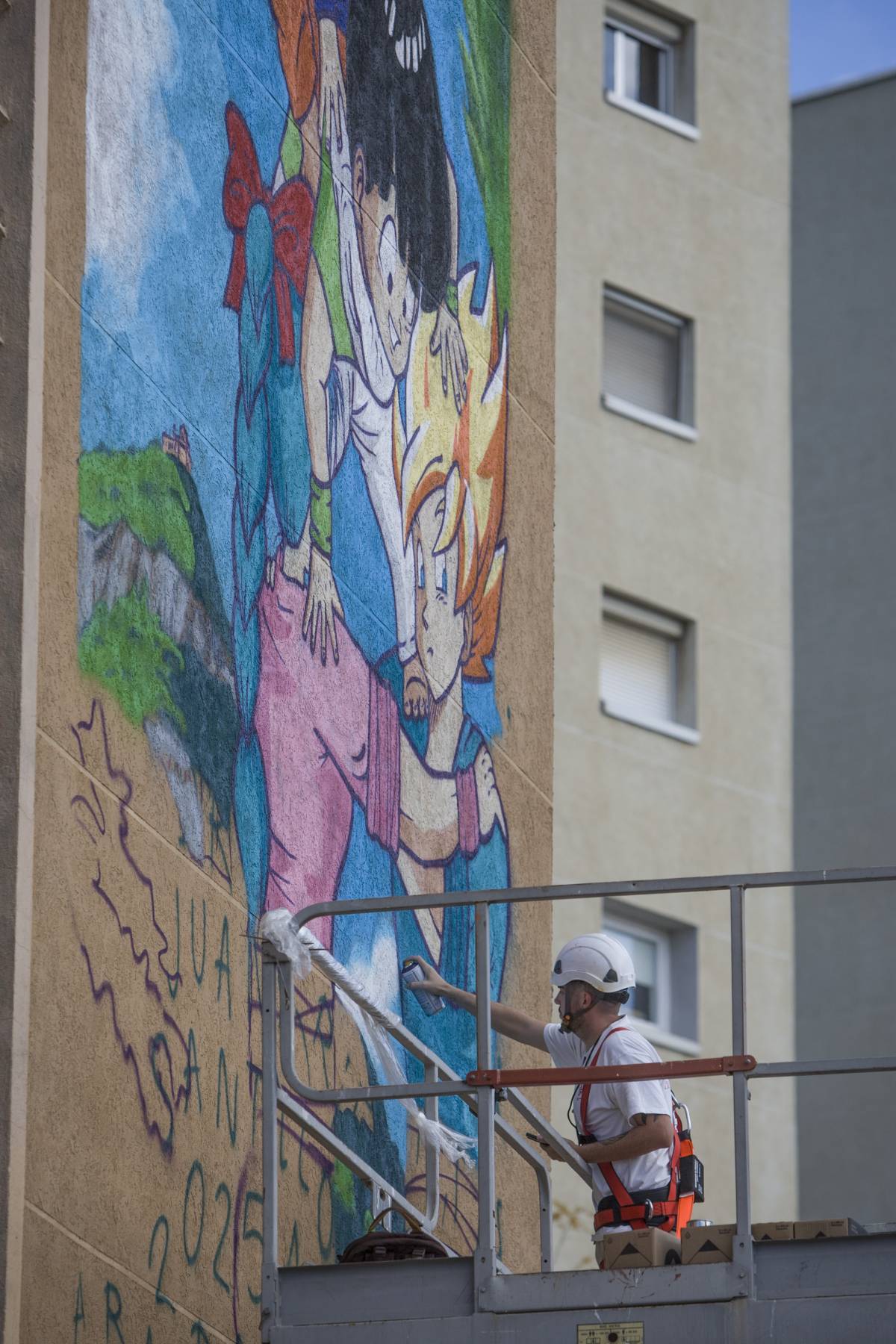 Erizo Spin mentre elabora el mural dedicat a Toriyama - Nebridi Aróztegui