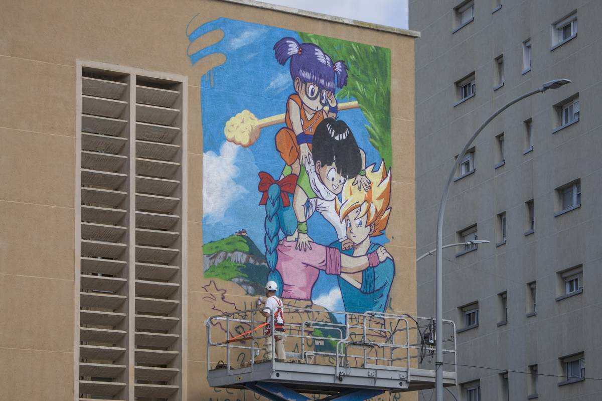 FOTOS | Així s'ha fet el mural en honor a Akira Toriyama a Terrassa