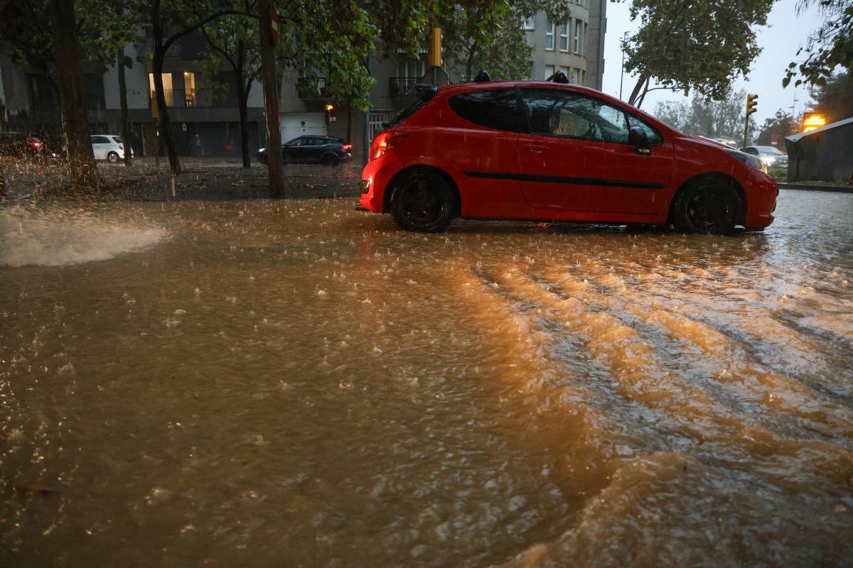 La pluja torrencial arriba a Sabadell - Víctor Castillo La pluja torrencial arriba a Sabadell