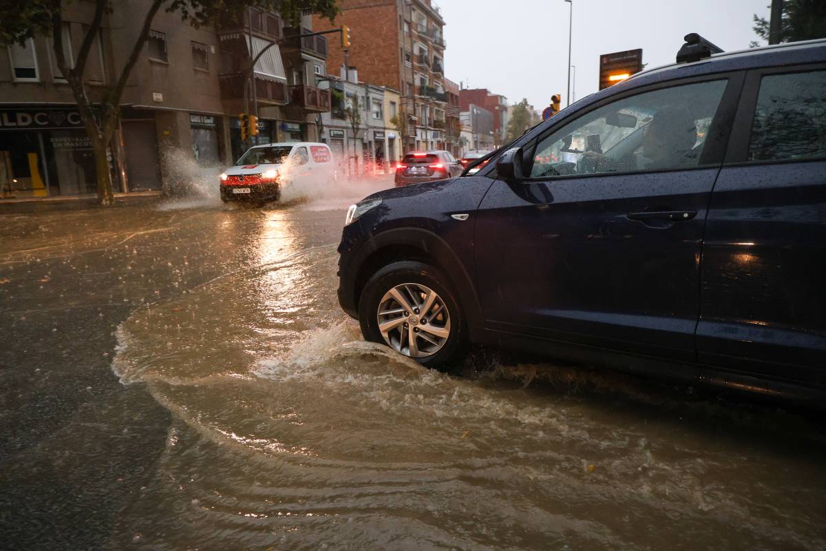 La pluja torrencial arriba a Sabadell - Víctor Castillo La pluja torrencial arriba a Sabadell