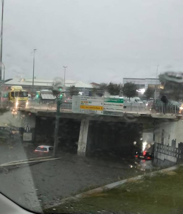 Un dels ponts de la Gran Via, inundats, amb cotxes atrapats - CEDIDA Un dels ponts de la Gran Via, inundats, amb cotxes atrapats