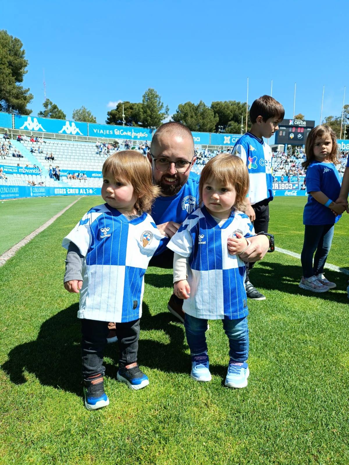 L`Arnau amb les seves filles a la gespa de la Nova Creu Alta