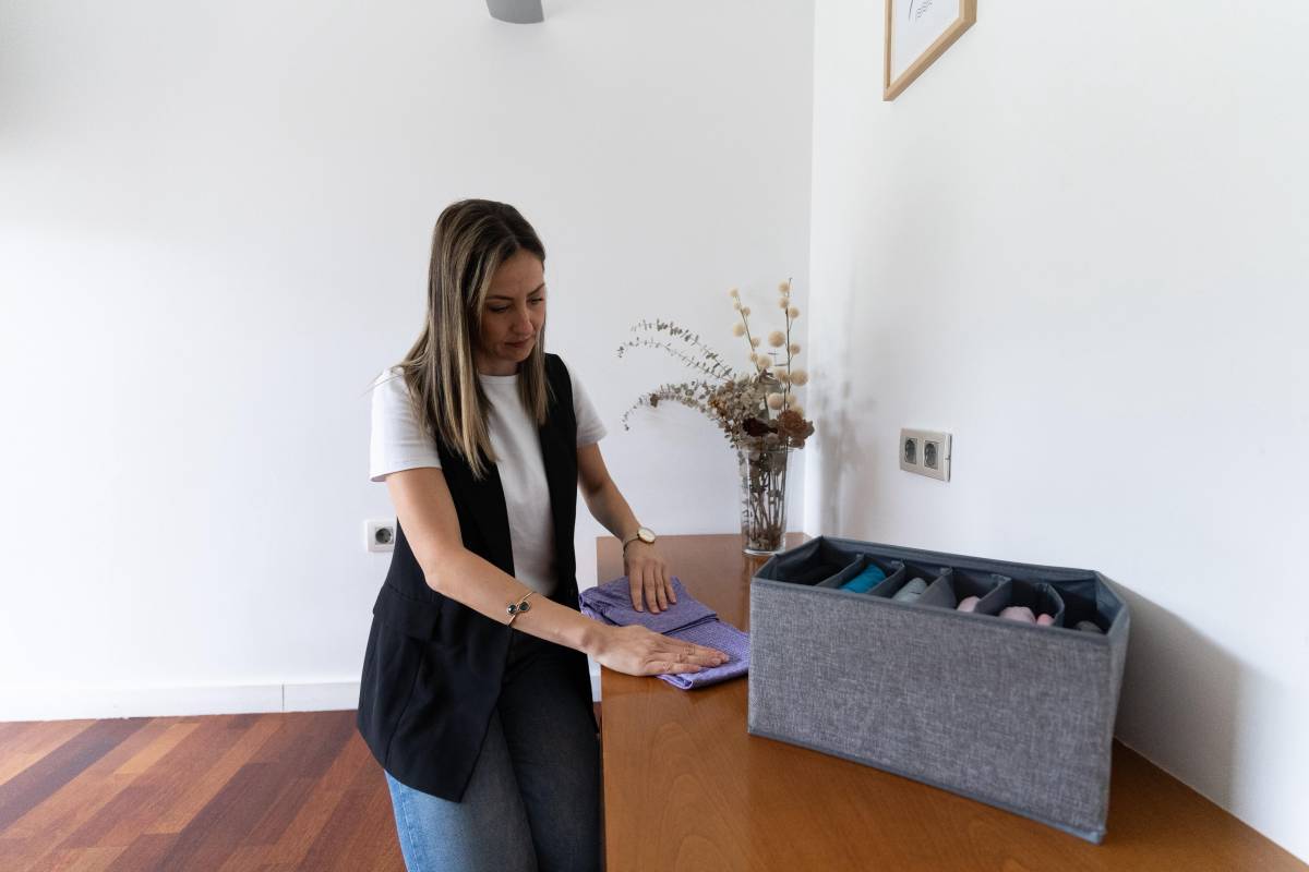 Núria Rubiella treballant a una llar