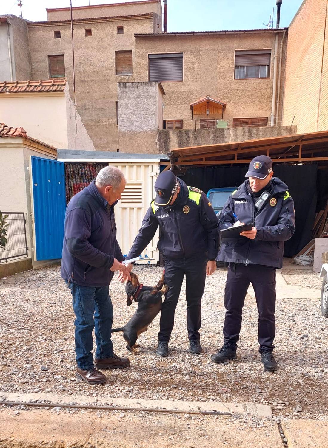 La Policia Local de Solsona multarà qui surti al carrer amb el gos sense bosses i ampolla d'aigua  